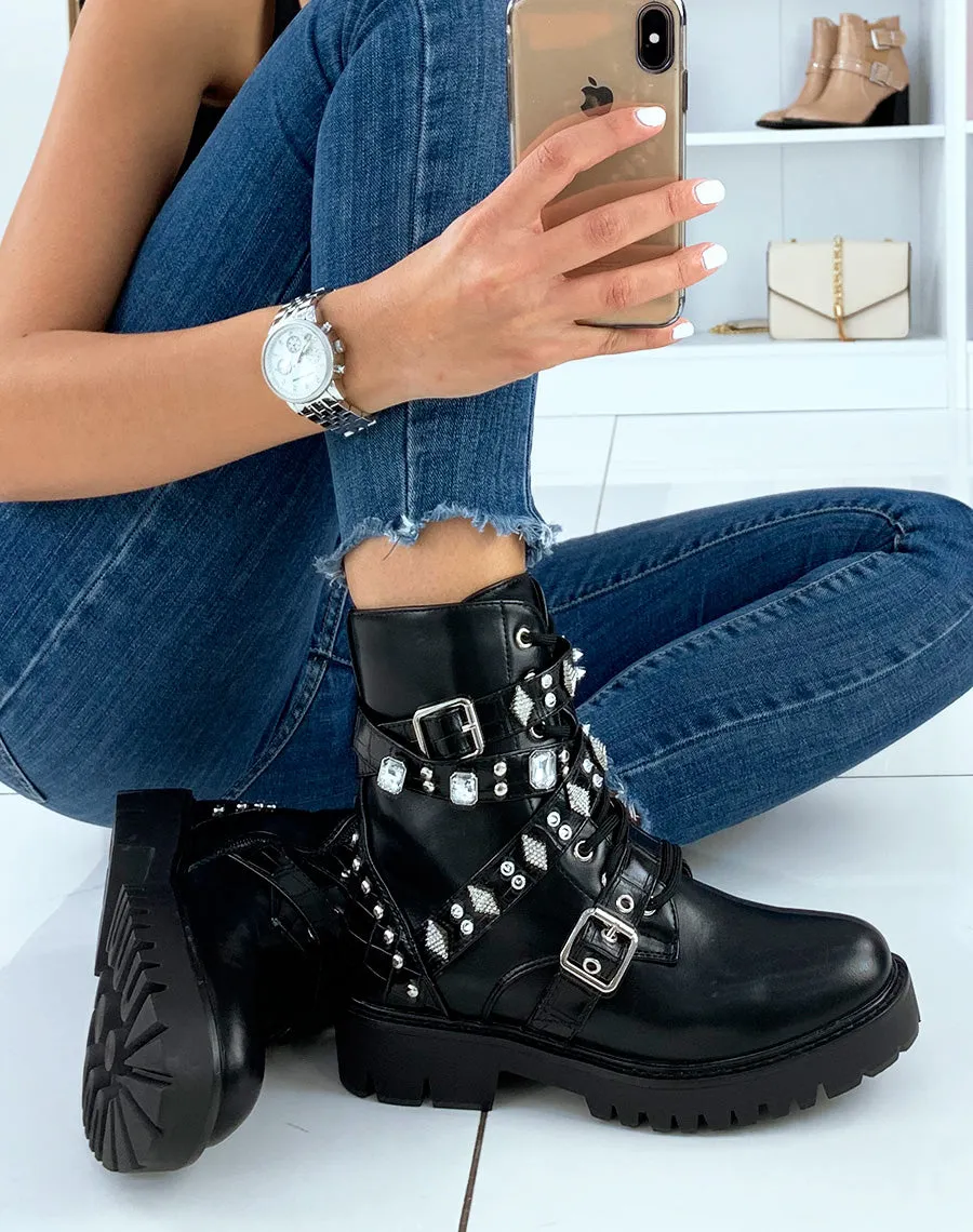 Bottines montantes noires ornées de lanières cloutées