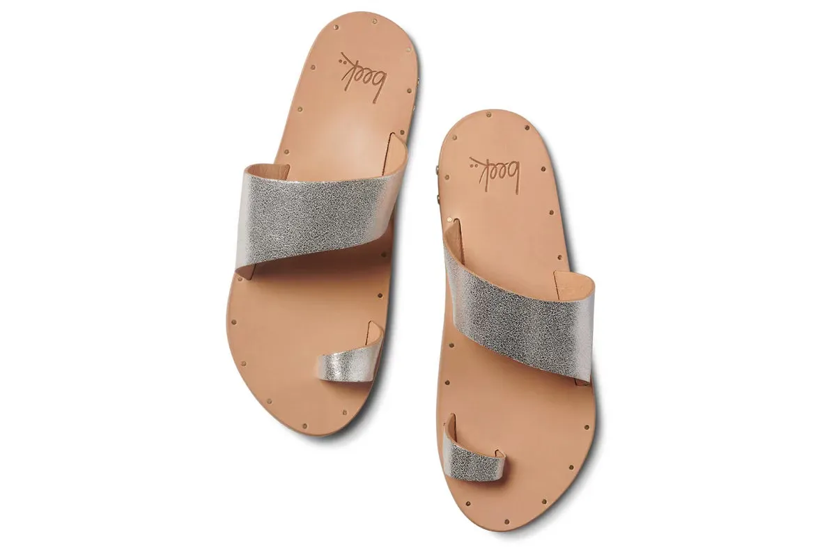 Finch Leather Toe Ring Sandal in Silver Beach