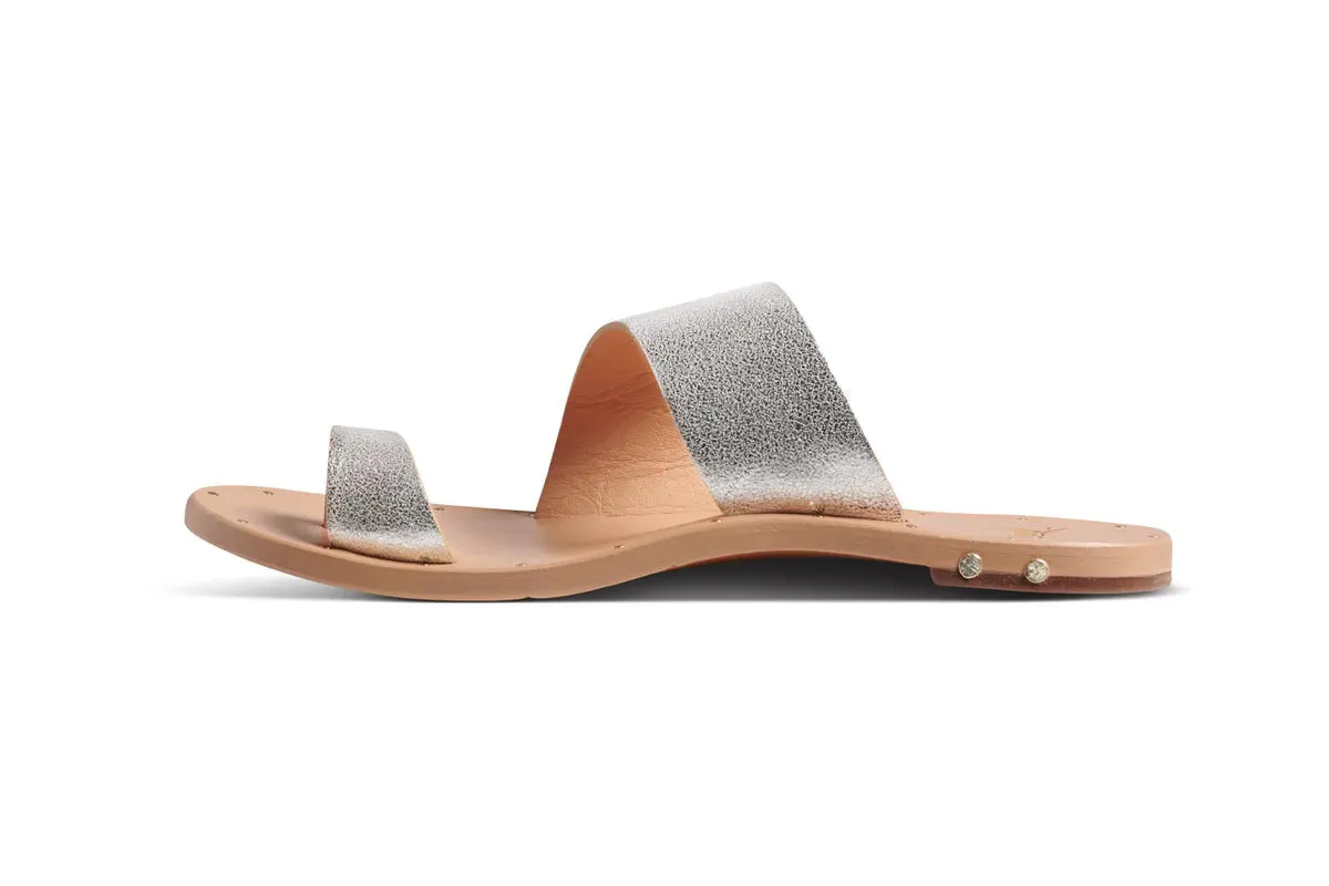 Finch Leather Toe Ring Sandal in Silver Beach