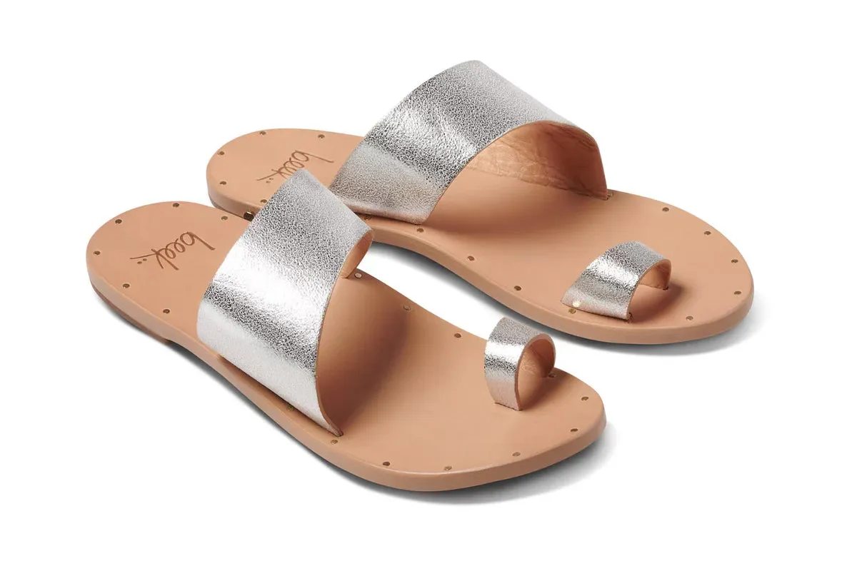 Finch Leather Toe Ring Sandal in Silver Beach